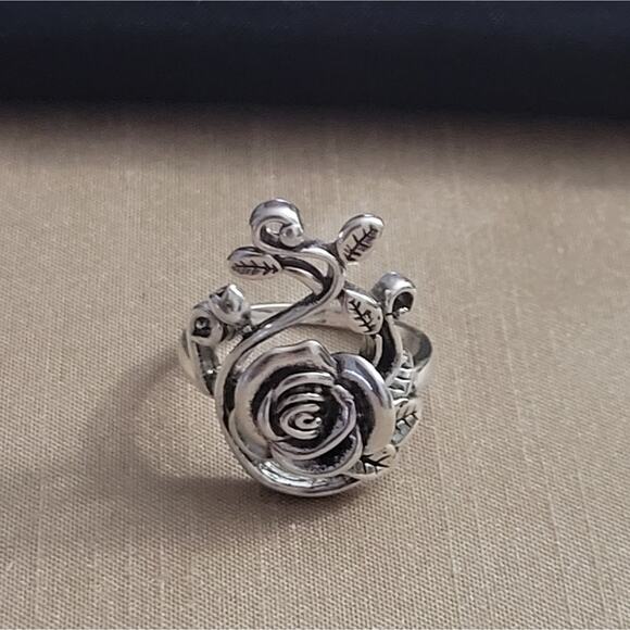 Size 8 beautiful rose vine floral silver tone ring - Picture 1 of 3